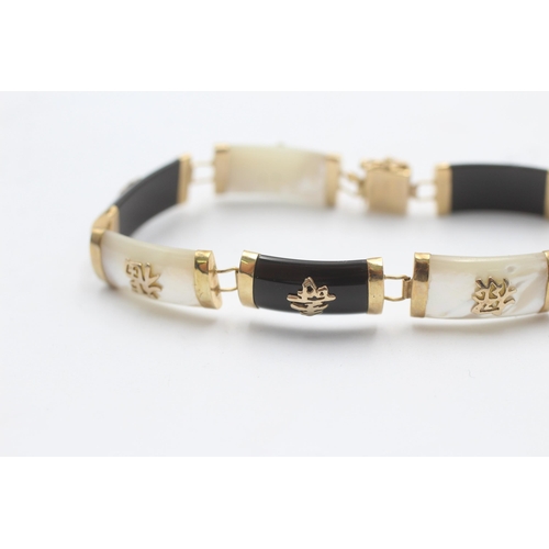 1098 - A 9ct gold mother of pearl and onyx panel bracelet - approx. gross weight 11.2 grams