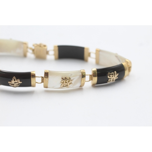 1098 - A 9ct gold mother of pearl and onyx panel bracelet - approx. gross weight 11.2 grams