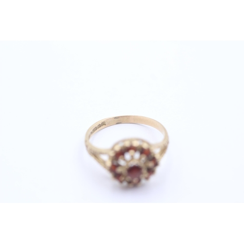 1099 - A 9ct gold garnet cluster split shoulders dress ring - approx. gross weight 2.1 grams