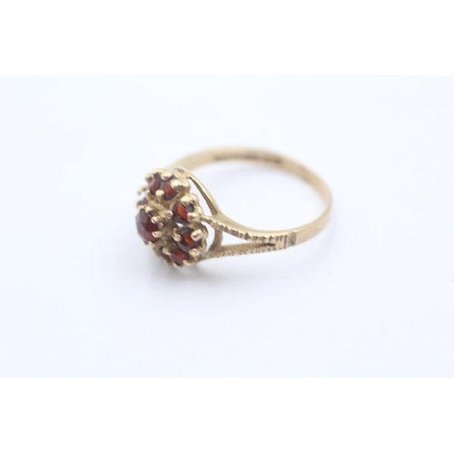 1099 - A 9ct gold garnet cluster split shoulders dress ring - approx. gross weight 2.1 grams