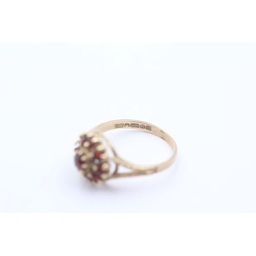 1099 - A 9ct gold garnet cluster split shoulders dress ring - approx. gross weight 2.1 grams