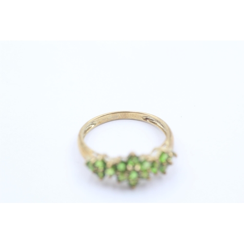 1100 - A 9ct gold peridot cluster dress ring - approx. gross weight 2 grams