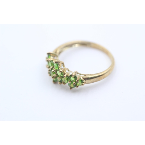 1100 - A 9ct gold peridot cluster dress ring - approx. gross weight 2 grams