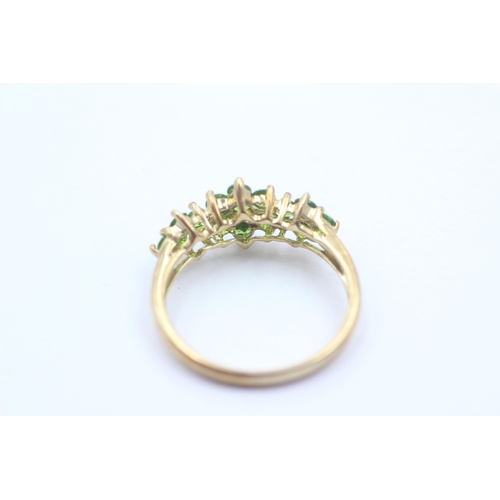 1100 - A 9ct gold peridot cluster dress ring - approx. gross weight 2 grams