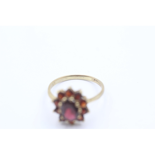 1104 - A 9ct gold garnet floral cluster dress ring - approx. gross weight 2.5 grams