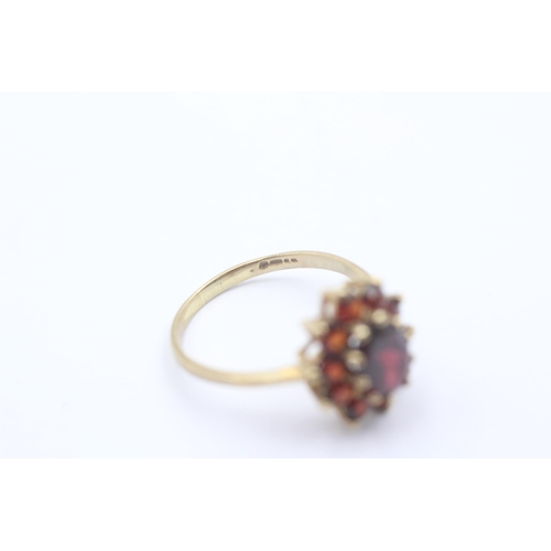 1104 - A 9ct gold garnet floral cluster dress ring - approx. gross weight 2.5 grams