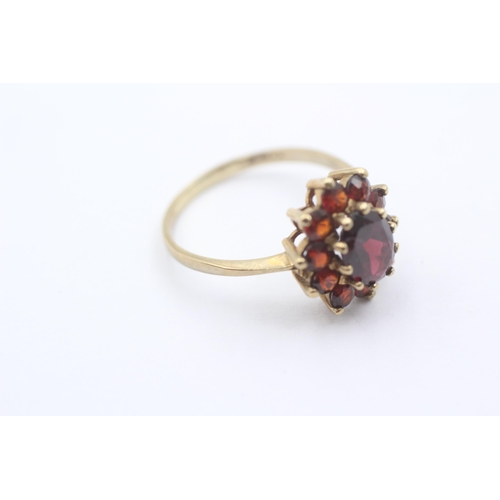 1104 - A 9ct gold garnet floral cluster dress ring - approx. gross weight 2.5 grams