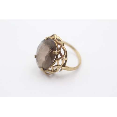 1109 - A 9ct gold smoky quartz ornate cocktail ring - approx. gross weight 4.3 grams