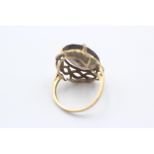 1109 - A 9ct gold smoky quartz ornate cocktail ring - approx. gross weight 4.3 grams