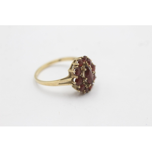 1118 - A 9ct gold garnet cluster statement ring - approx. gross weight 2.4 grams