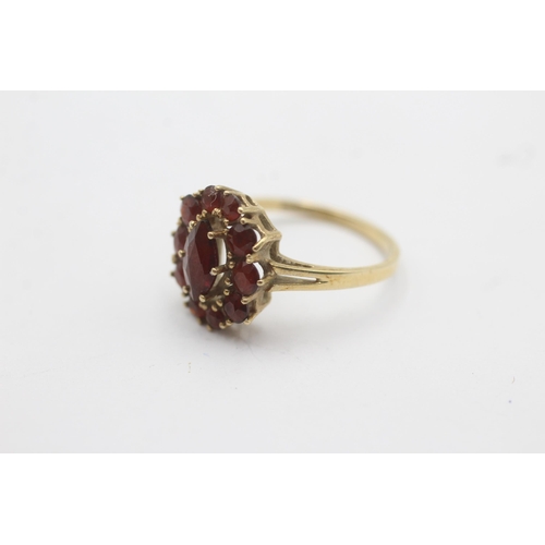 1118 - A 9ct gold garnet cluster statement ring - approx. gross weight 2.4 grams