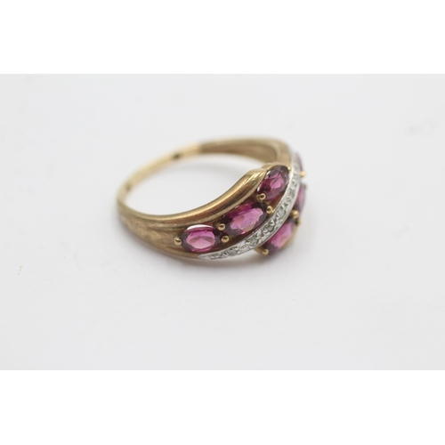 1135 - A 9ct gold garnet and diamond twist setting dress ring - approx. gross weight 2.5 grams