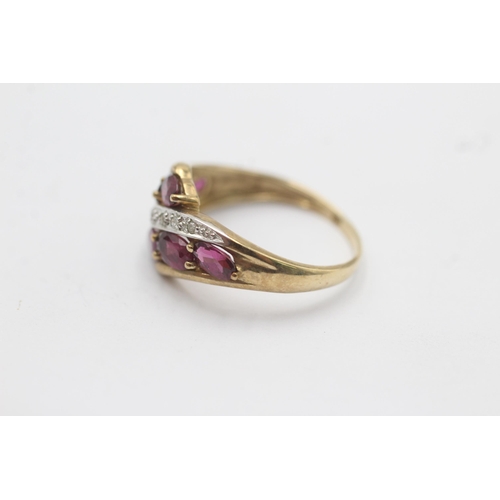 1135 - A 9ct gold garnet and diamond twist setting dress ring - approx. gross weight 2.5 grams