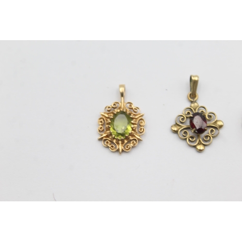 1142 - Three 9ct gold gemstone set pendants, two garnet and one peridot - approx. gross weight 3.5 grams