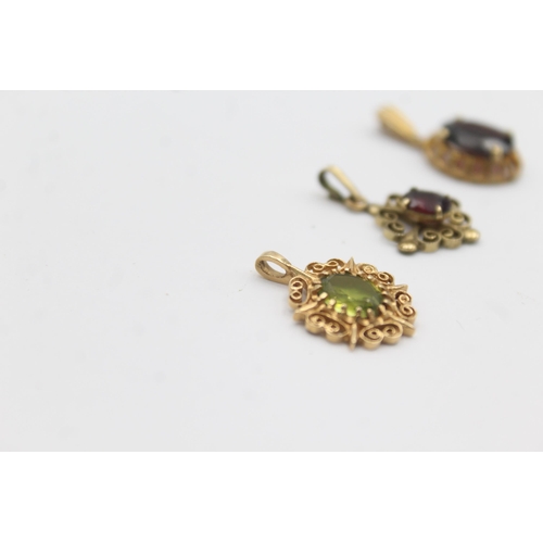 1142 - Three 9ct gold gemstone set pendants, two garnet and one peridot - approx. gross weight 3.5 grams