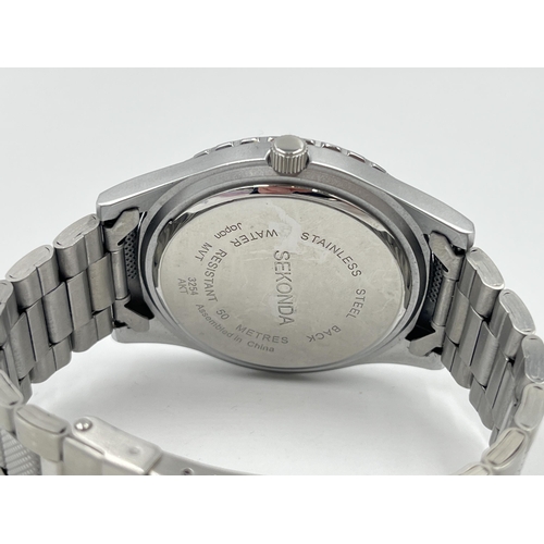 1242 - A Sekonda 3254 quartz 45mm men's wristwatch with date window and stainless steel bracelet