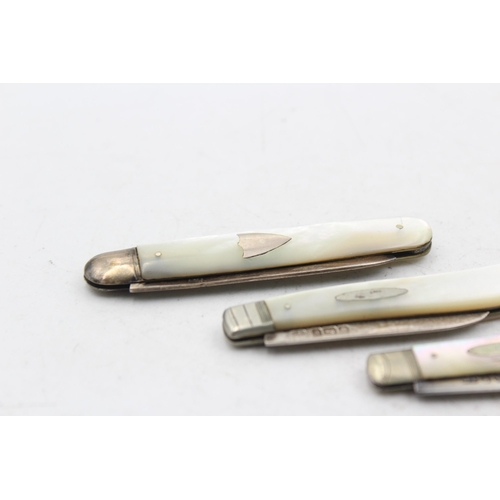 1283 - Three hallmarked sterling silver and mother of pearl pocket knives - approx. gross weight 52 grams