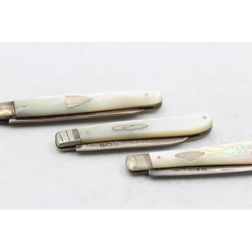 1283 - Three hallmarked sterling silver and mother of pearl pocket knives - approx. gross weight 52 grams