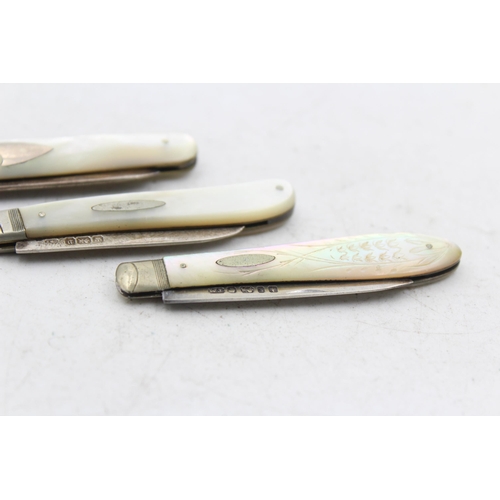 1283 - Three hallmarked sterling silver and mother of pearl pocket knives - approx. gross weight 52 grams