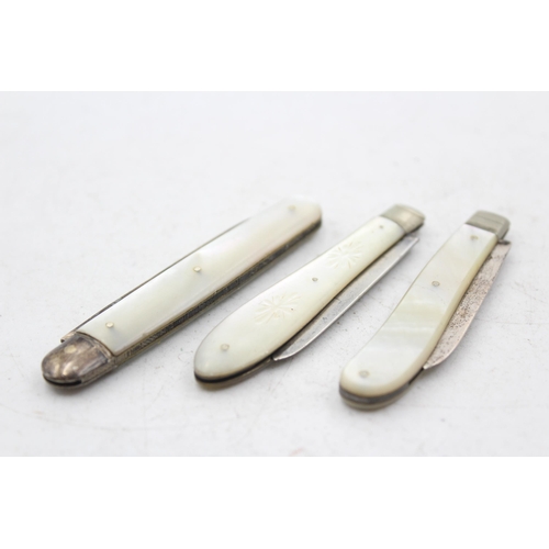 1283 - Three hallmarked sterling silver and mother of pearl pocket knives - approx. gross weight 52 grams