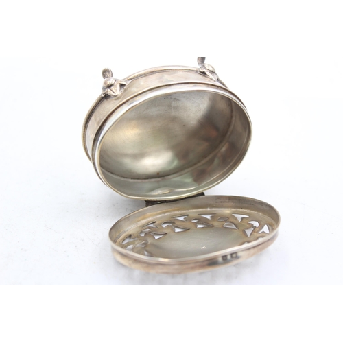 1301 - An Edwardian Henry Matthews hallmarked Birmingham silver trinket box, dated 1908 - approx. gross wei... 