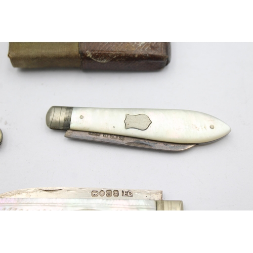 1309 - Three antique hallmarked .925 silver and mother of pearl knives - approx. gross weight 46 grams