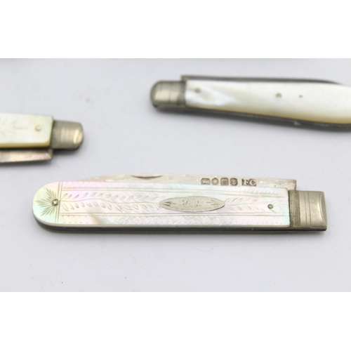 1309 - Three antique hallmarked .925 silver and mother of pearl knives - approx. gross weight 46 grams