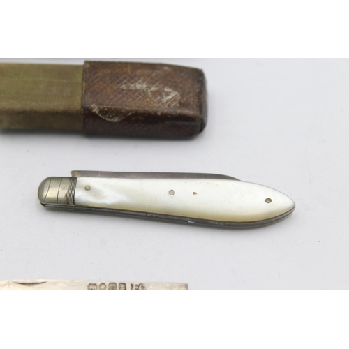 1309 - Three antique hallmarked .925 silver and mother of pearl knives - approx. gross weight 46 grams