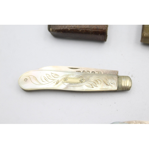 1309 - Three antique hallmarked .925 silver and mother of pearl knives - approx. gross weight 46 grams