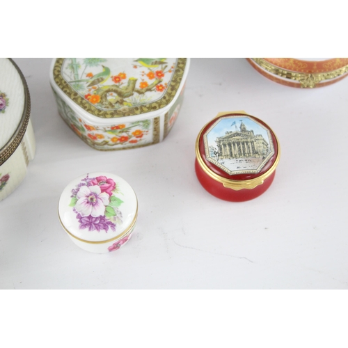 257 - A collection of ceramic and enamel trinket/pill boxes to include Halcyon Days etc.