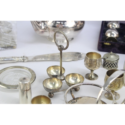 332 - A collection of metalware to include silver plate, Walker & Hall etc.