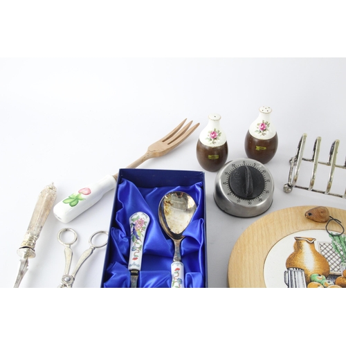 442 - A collection of vintage kitchenware to include Portmeirion Pottery rolling pin, Minton cake knife et... 