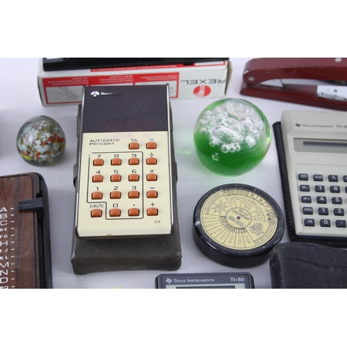 489 - A collection of desk accessories