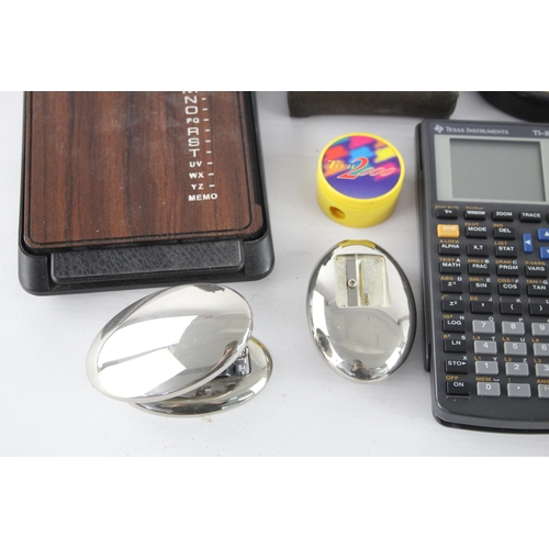 489 - A collection of desk accessories