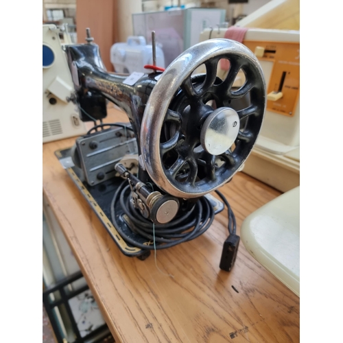 604 - A Singer electric sewing machine with foot pedal and light