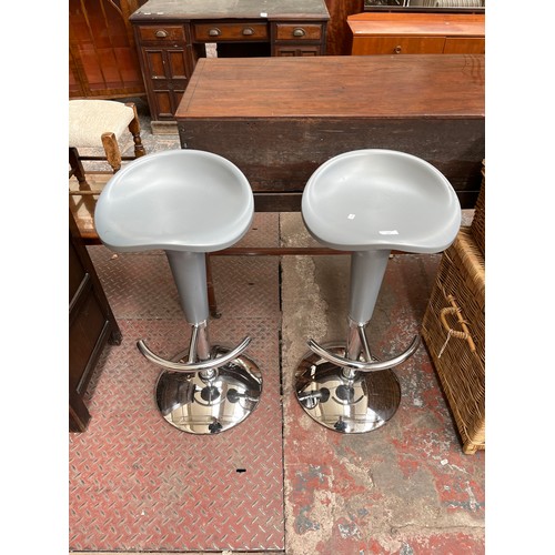 64 - A pair of modern grey plastic and chrome plated kitchen bar stools