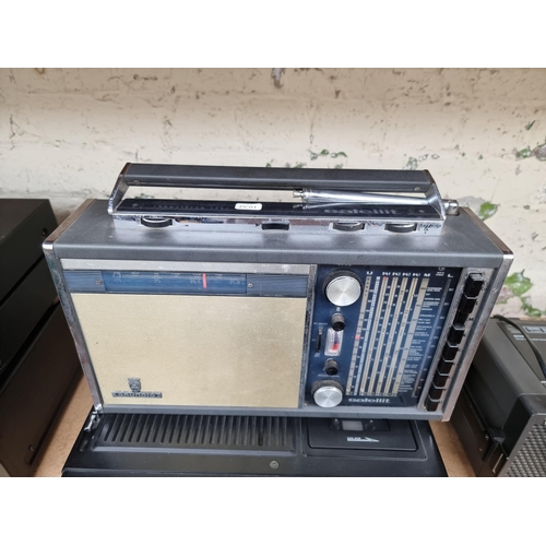 531 - Two items, one Waltham W154 TV/radio/cassette recorder and one Grundig Satellit Transistor 5000 four... 