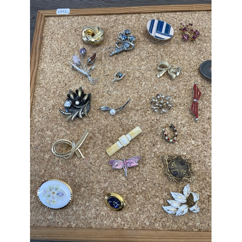 407 - Thirty seven vintage brooches