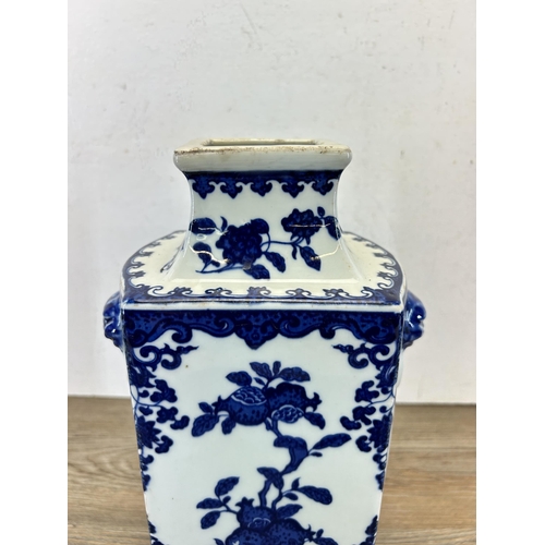 185 - A Chinese blue and white porcelain vase - approx. 33cm high