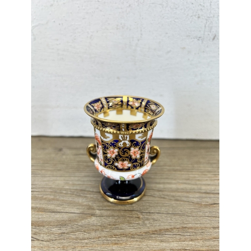 193 - A Royal Crown Derby Imari pattern miniature twin handled urn vase - approx. 7cm high