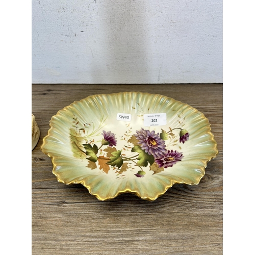 202 - Two pieces of late 19th/early 20th century ceramics, one Wiltshaw & Robinson Stoke on Trent Chrysant... 