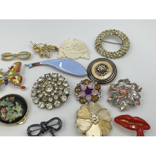 1188 - A collection of vintage brooches