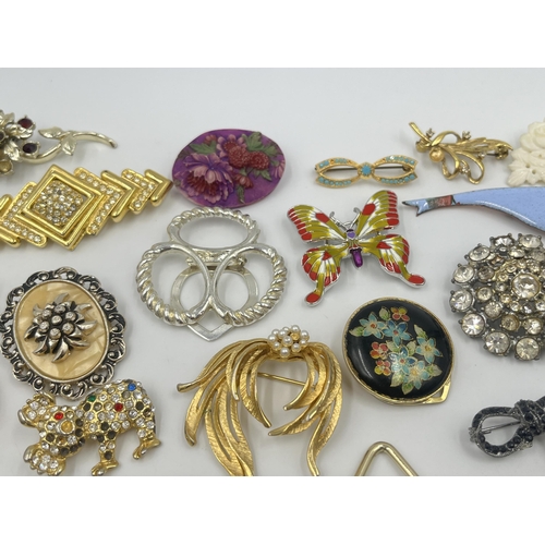 1188 - A collection of vintage brooches