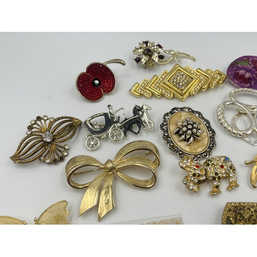 1188 - A collection of vintage brooches