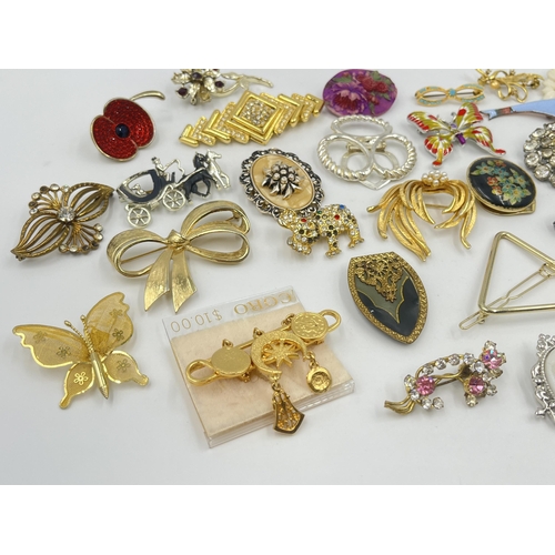 1188 - A collection of vintage brooches