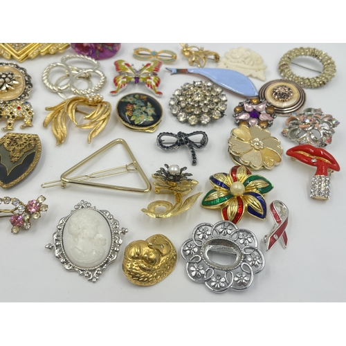 1188 - A collection of vintage brooches