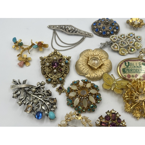 1189 - A collection of vintage brooches