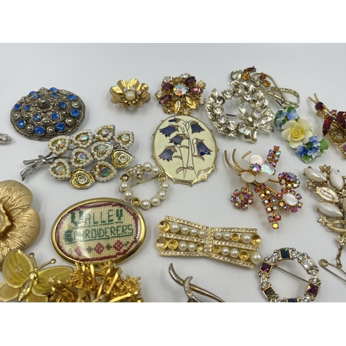 1189 - A collection of vintage brooches