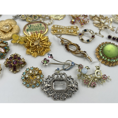 1189 - A collection of vintage brooches