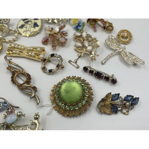 1189 - A collection of vintage brooches